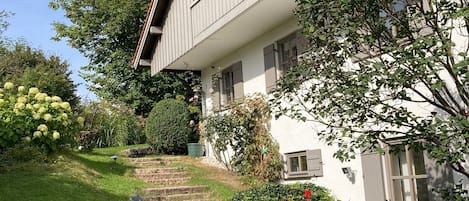 Wohlfühl-Ferienhaus am Tratenbach in Lenggries mit Bergblick