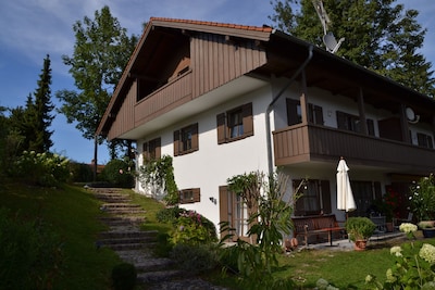 Wohlfühl-Ferienhaus am Bach mit großem Garten und Brauneck-Bergblick