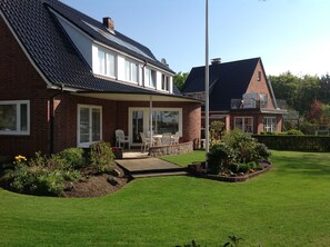 Südterrasse mit großem Garten