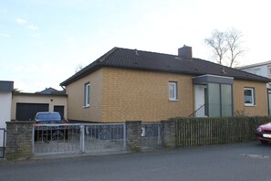 Ansicht Straßenseite mit der Garage und zusätzlichem Abstellplatz