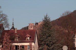 Schlossblick seitlich aus dem Fenster