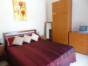 "Master bedroom" mit Doppelbett 160cmx200cm & direktem Zugang zur Terrasse.
