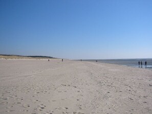 Feiner Sandstrand direkt vor der Tür