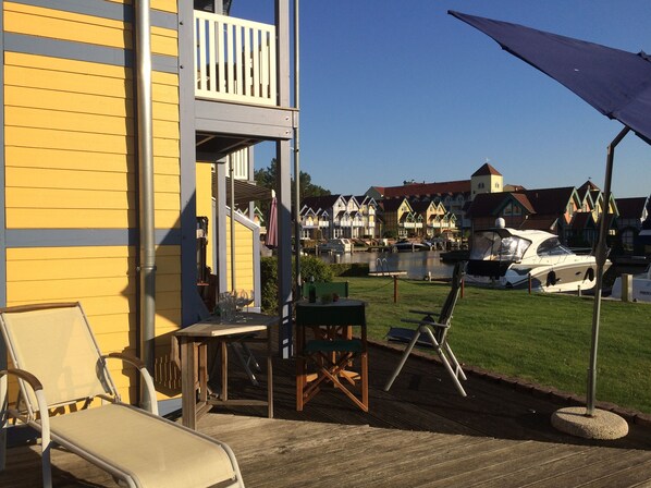 Terrasse neben dem Haus