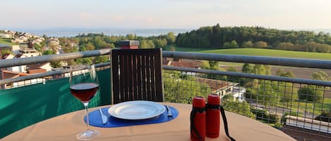 Blick vom Balkon auf die Alpen und den Bodensee