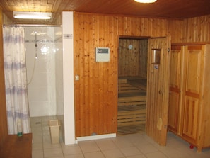 Sauna für 4 Personen, Konventionelle Dusche und Schwalldusche