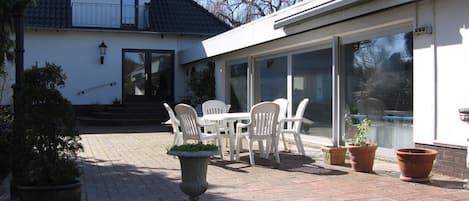 Südterrasse mit Markise, Sonnenliegen, Grill und Bestuhlung