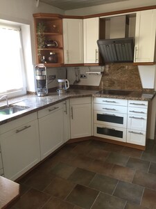 Küche mit Blick in den Garten, Spülmaschine