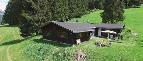 Das Haus am Reh ist eine Selbstversorgerhütte mit 12 Betten, ideal für Familien