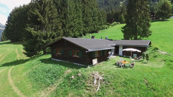 Das Haus am Reh ist eine Selbstversorgerhütte mit 12 Betten, ideal für Familien