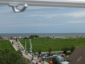 Blick vom Sofa und Relexsessel auf die Nordsee!