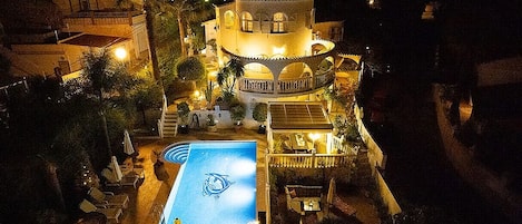 VILLA LAS CHICAS by night .....