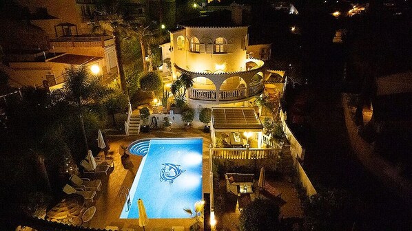 VILLA LAS CHICAS by night .....