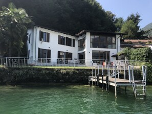 Die Villa vom See aus