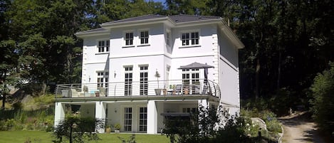 Traumvilla mit Ferienwohnung am Waldrand / Südhang