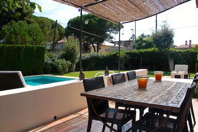 Piscina privada y jardín, a pocos pasos de la playa, entre Barcelona y Sitges