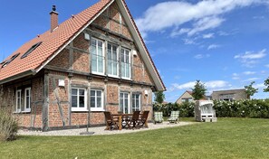 Traumhafter Garten, schöne Fachwerkarchitektur