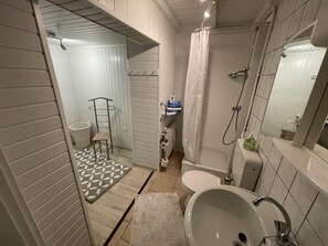 Badezimmer Dusche, Toilette, Waschbecken, Föhn, Seife und Desinfektionsmittel. 