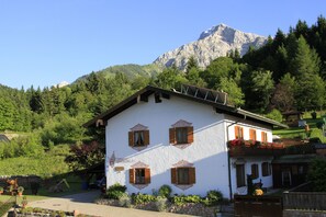 Im Hintergrund unser Hausberg, der"Hohe Göll"