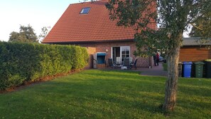 Terrasse mit Sitzecke
 und Gartenhütte