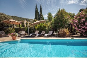 6 sun loungers and ample shade