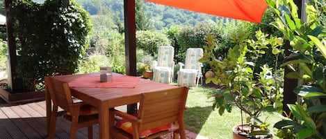 Terrasse mit Gartenblick