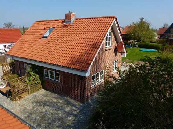 Ihr Ferienhaus - Blick vom Haupthaus Richtung Garten