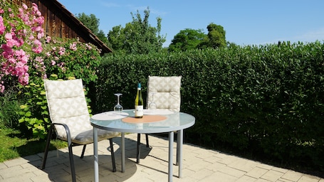 Garten mit Sitzgelegenheit