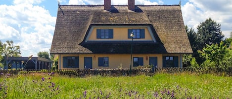 Uns Hus - Frühsommer ,linke Doppelhaushälfte mit Carport für 2 Autos