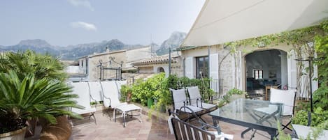 Grandioser Blick von der Dachterrasse ins Tramuntanagebirge,