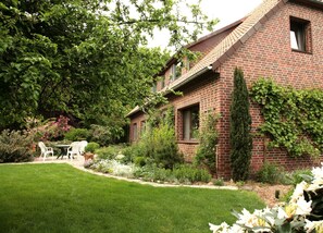 Unser Haus in grüner Umgebung