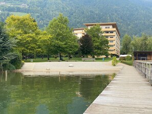 eigener Strand mit schöner Liegewiese