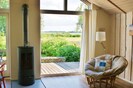 Blick in den Garten zum Wasser