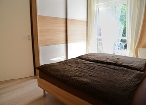 Schlafzimmer mit Doppelbett