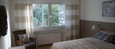 Schlafzimmer mit Gartenblick und Morgensonne