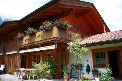 Casa de vacaciones de cuatro estrellas con maravillosas vistas a la montaña y un gran jardín privado