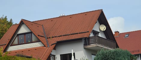 Blick auf das Haus mit großem Balkon