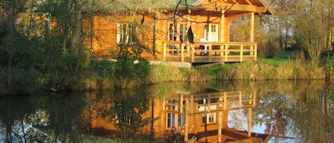 Großes Blockhaus am Wasser