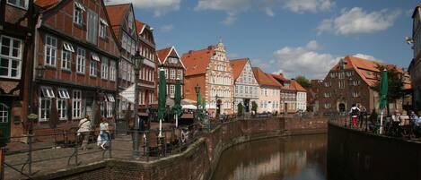 Der alte Hansehafen in Stade - im historischen Stadthaus links ist Ihr Apartment