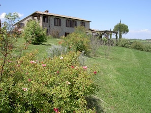 Grosszügiges Apartment mit Terrasse und Pool mit Panoramablick und Bocciabahn