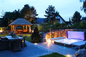 Terrasse und Pavillon ...abends mit Ambiente-Beleuchtung 