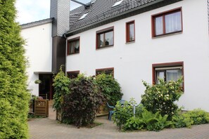 
Rückseite des Hauses mit Sitzecke 1