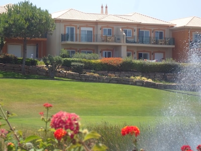 Pura relajación en un ambiente deportivo - tomar el sol, nadar y jugar al golf