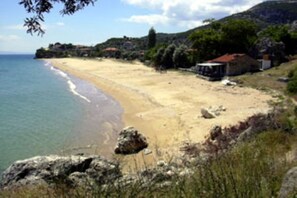 Der zu Lafkos gehörende Strand Mikro.