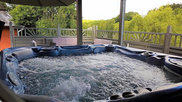 Outdoor spa tub