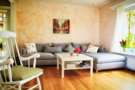 Villa Schokominza - Ostsee am Meer - Wohnzimmer mit großem gemütlichem Sofa