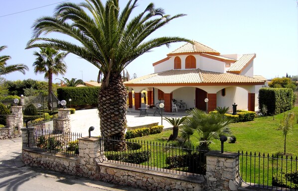 Einfahrt Villa Spagnola