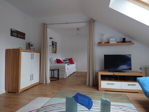 Wohnzimmer: Blick ins Esszimmer