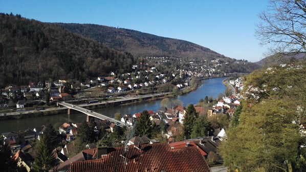 Panoramablick auf das Neckartal aus dem Esszimmerfenster