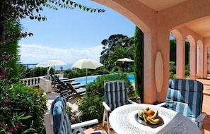 Terrase mit Arkaden und Meeresblick